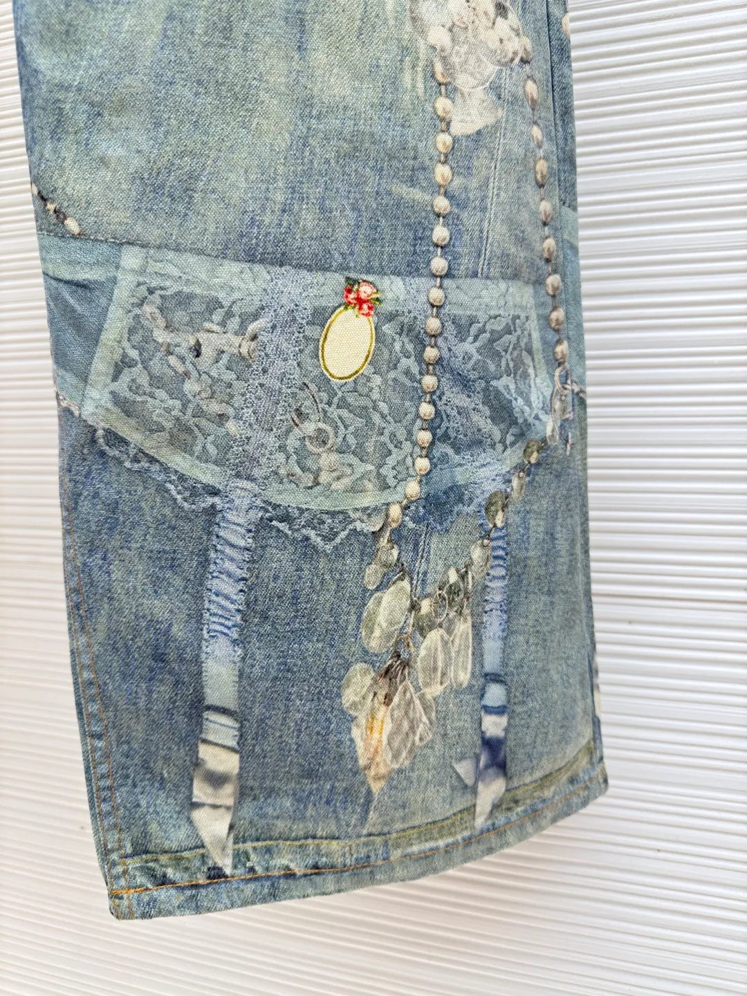 Acne Studios 25SS lace jeans ●Authentic product: purchased and developed for 7999 ●Item number: 1680160-A75 ●Fabric: lace ●Technology: washed production ●Version: loose fit ●Weight: about 575 grams ●Size: 42-44-46-48-50-52 ●Description: Customized high-weight organic cotton twill (14oz) is specially developed for ACNE. It is blended with long-staple cotton + 2% elastic fiber to ensure a crisp feel and moderate extensibility, suitable for loose tailoring. The fabric is first pre-shrunk to prevent deformation, and then washed with cellulase to soften the fibers to improve skin-friendliness while retaining the unique rough texture of twill.  Cellulase is used to bio-polish cotton fibers to break down surface hairiness, making the fabric feel super soft and waxy while retaining the natural breathability of cotton. Compared with traditional stone washing, this process is more environmentally friendly and reduces physical damage to fibers. The overall wiring is straight and delicate, the fabric is comfortable and soft, and the color is consistent without color difference. It can be matched with the same style to create a fashionable look and control various occasions. Customized accessories, complete with three standards, same style for men and women!
